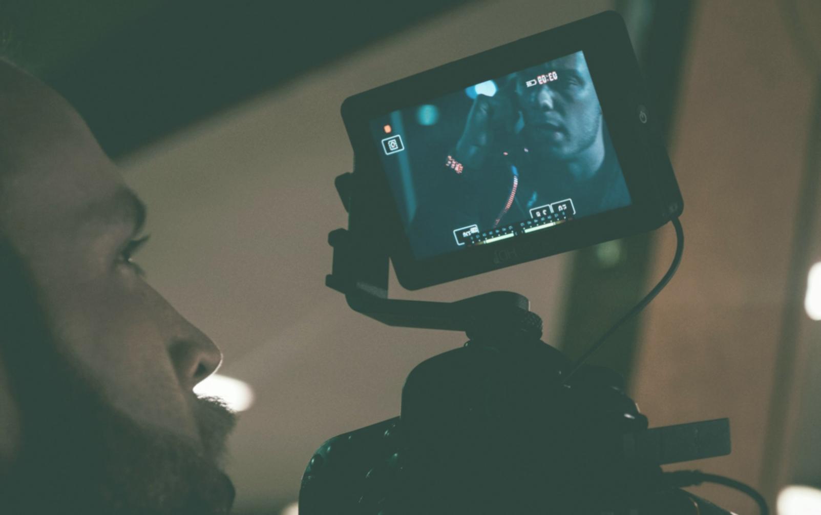 Moderne Videobearbeitungsumgebung mit professioneller Ausrüstung