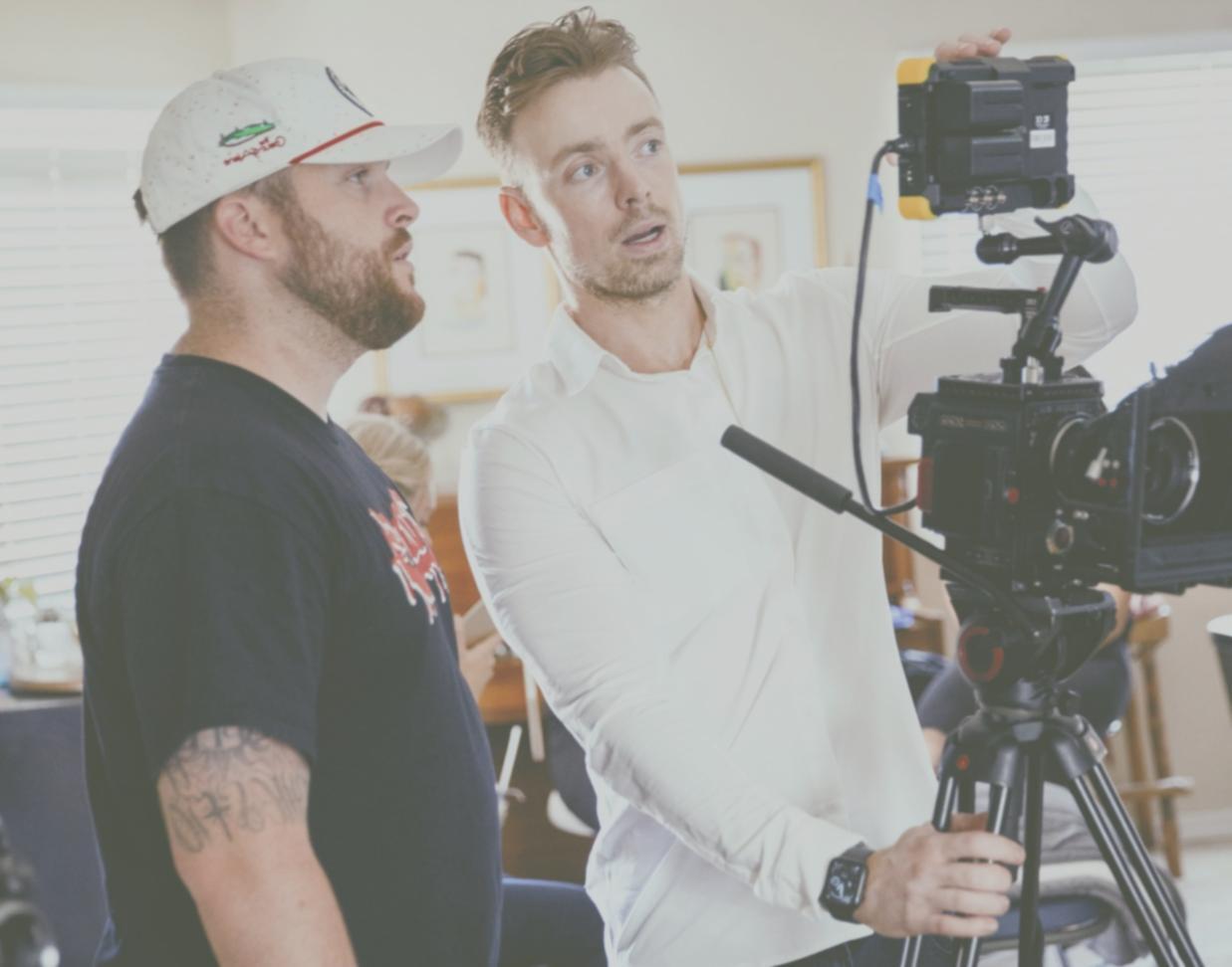 Professionelles Videobearbeitungssetup mit mehreren Monitoren